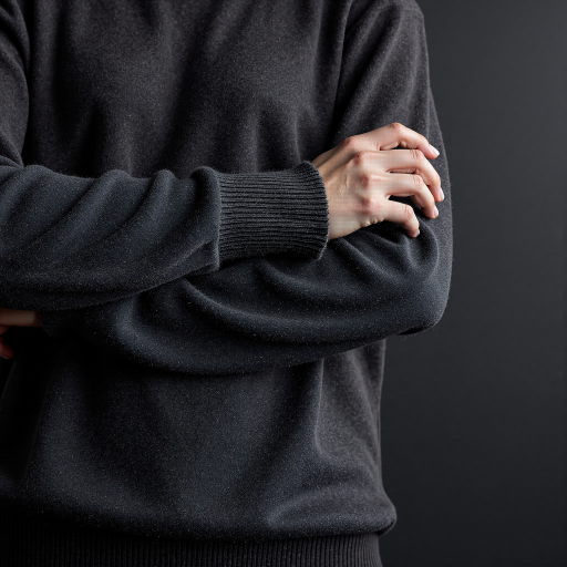 中年男性讲师头像，留胡须，穿黑色毛衣，背景为工作室环境